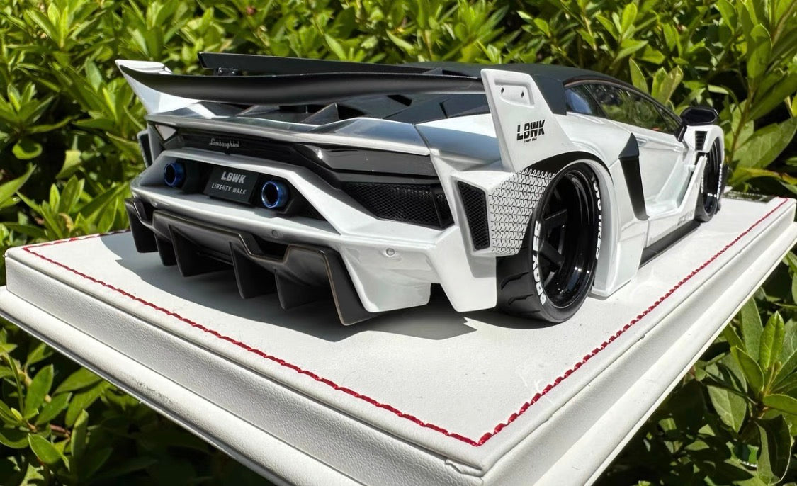 Davis & Giovanni Lamborghini Aventador Liberty Walk White 1/18 Resin Model