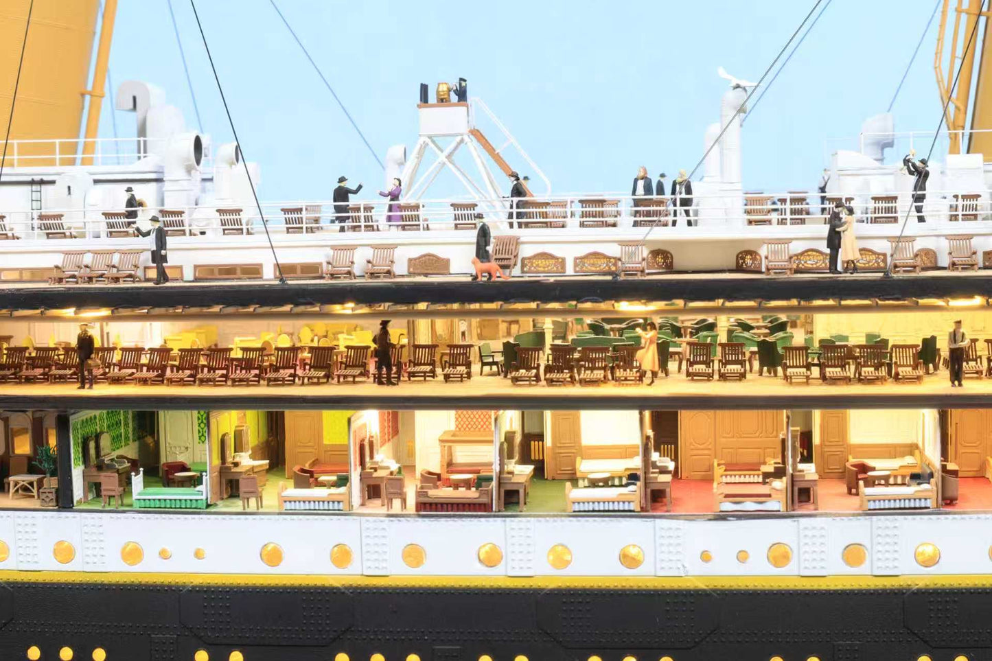 1/200 RMS Titanic Finished Model with Interior Structure – Museum-Grade Edition