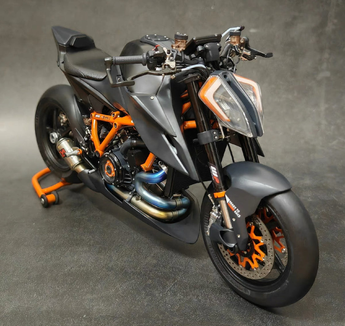 1/6 KTM 1290 Super Duke Resin Motorcycle Model | 340+ Parts | Hand-Assembled Chain | Black/Orange Frame