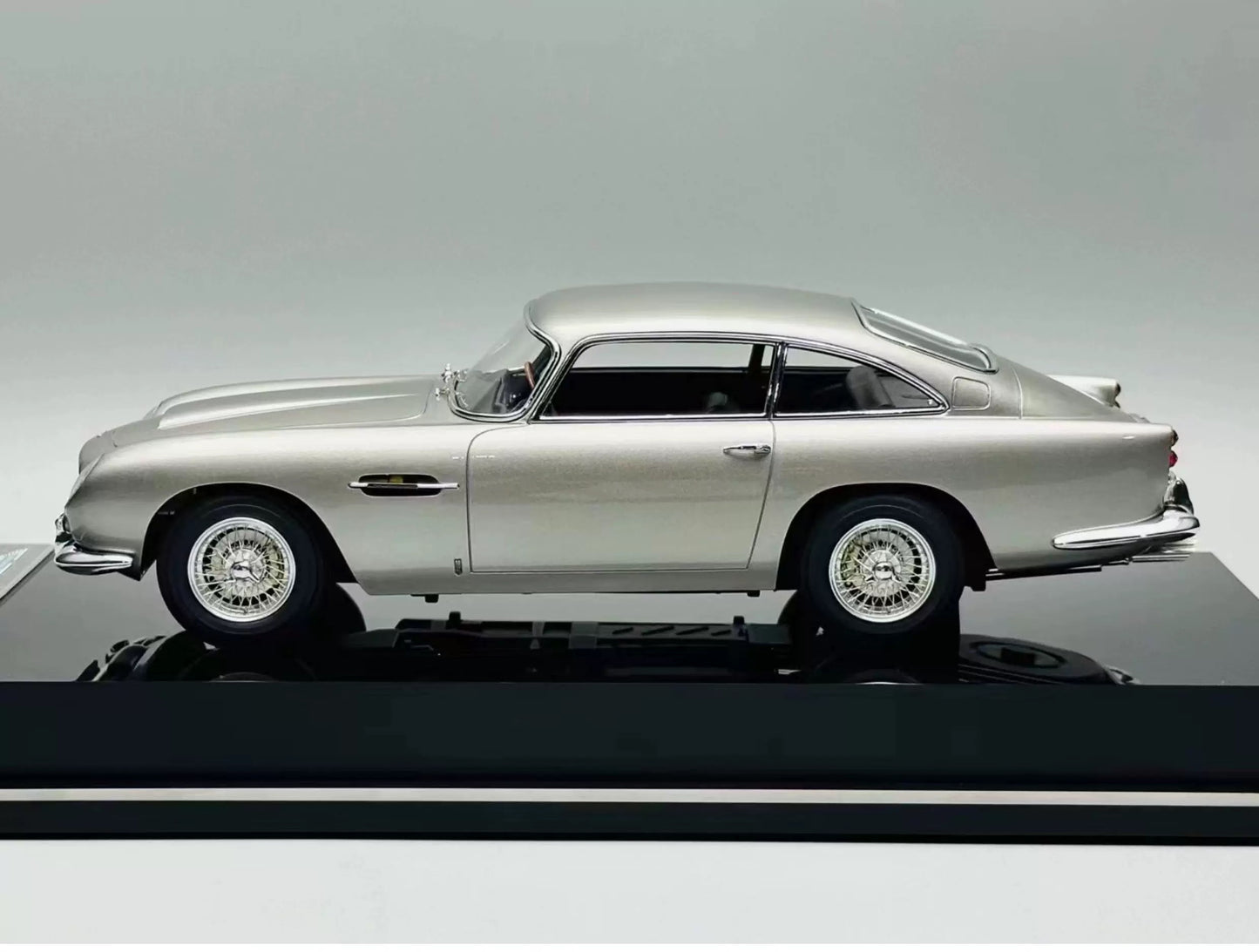 Amalgam 1/18 Aston Martin DB5 Vantage Resin Model