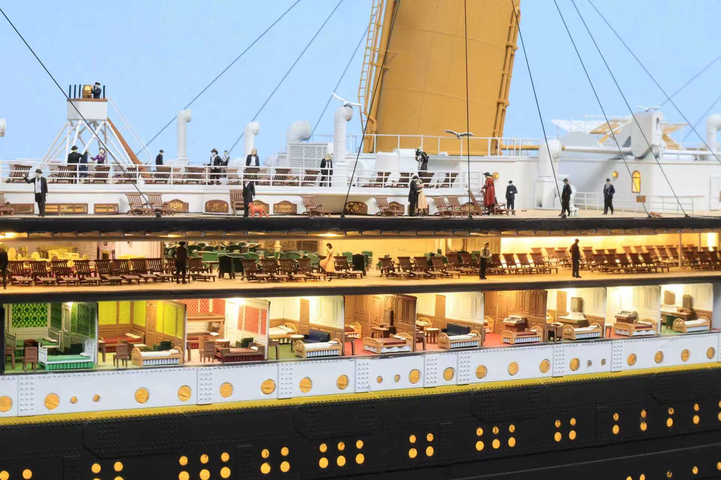 1/200 RMS Titanic Finished Model with Interior Structure – Museum-Grade Edition