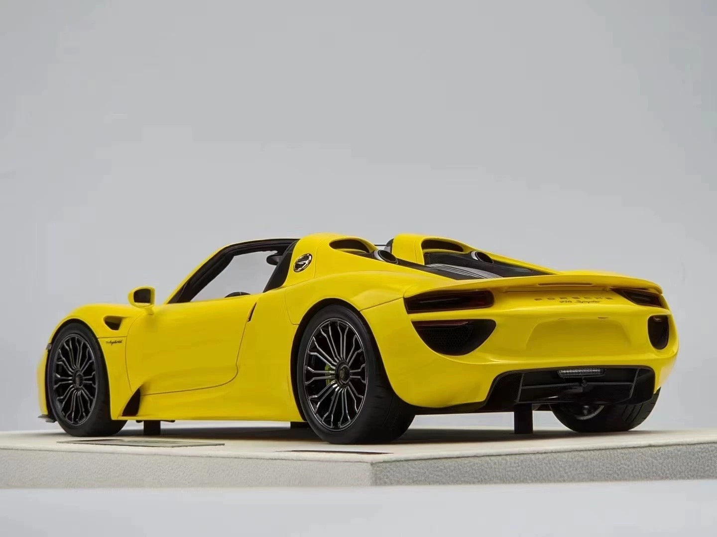 Make Up 1/18 Porsche 918 Spyder 2011 Resin Model – Yellow