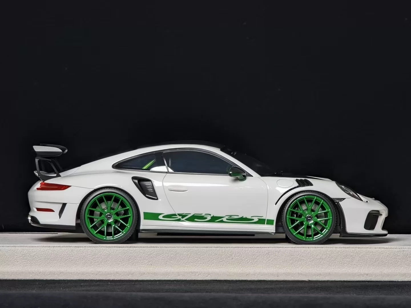 Make Up 1/18 Porsche 911 GT3 RS Resin Model