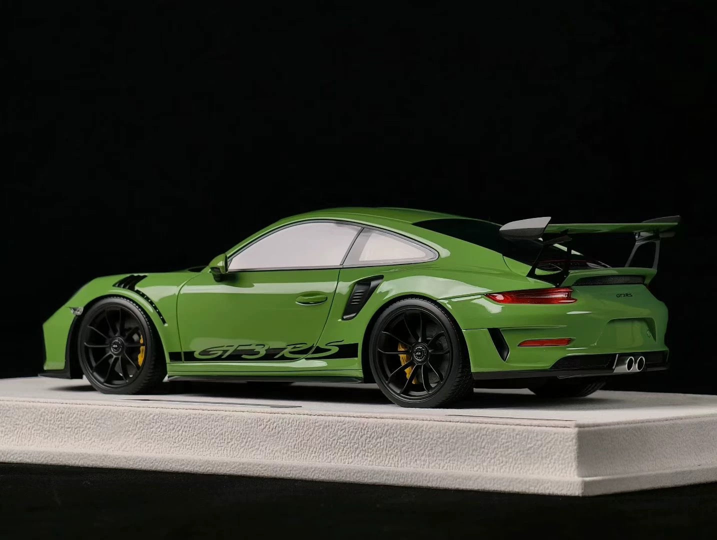 Make Up 1/18 Porsche 911 GT3 RS Resin Model Exclusive Edition