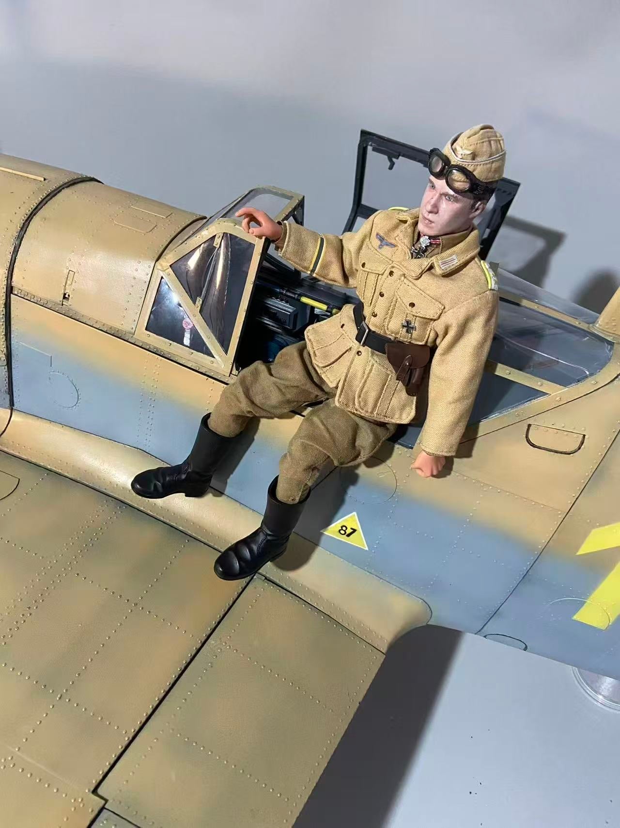 Pre-Order BF-109G-6 1/6 Scale Museum Display Cockpit Scene Hartmann / Galland Tribute Edition