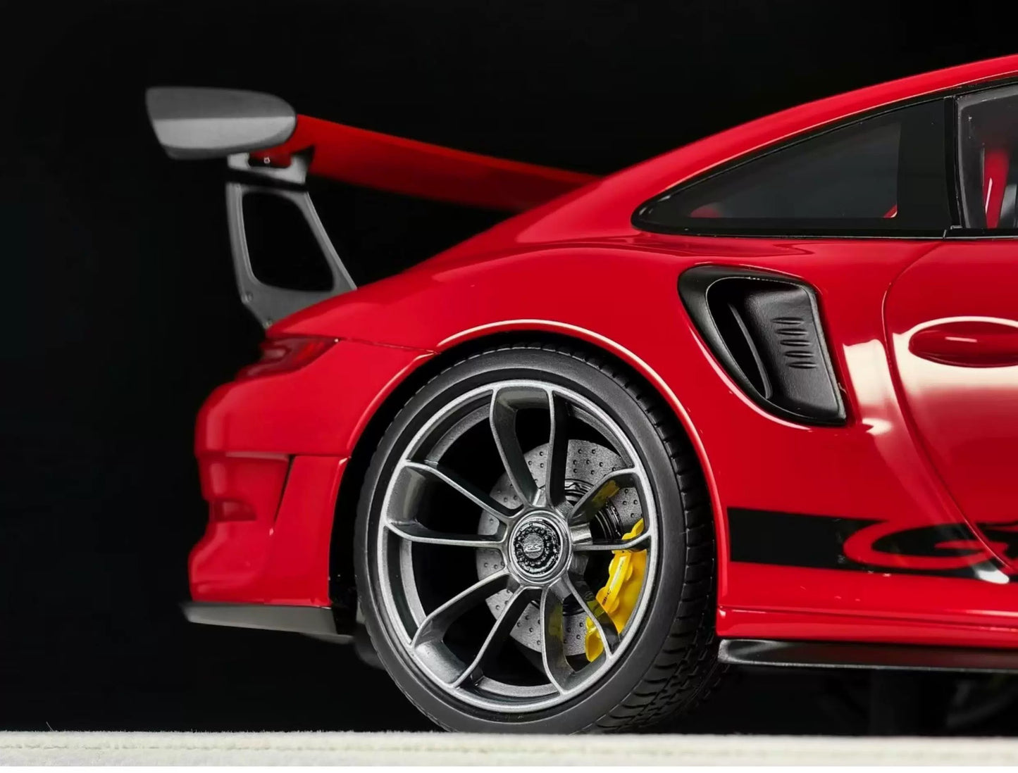 Make Up 1/18 Porsche 911 GT3 RS Resin Model