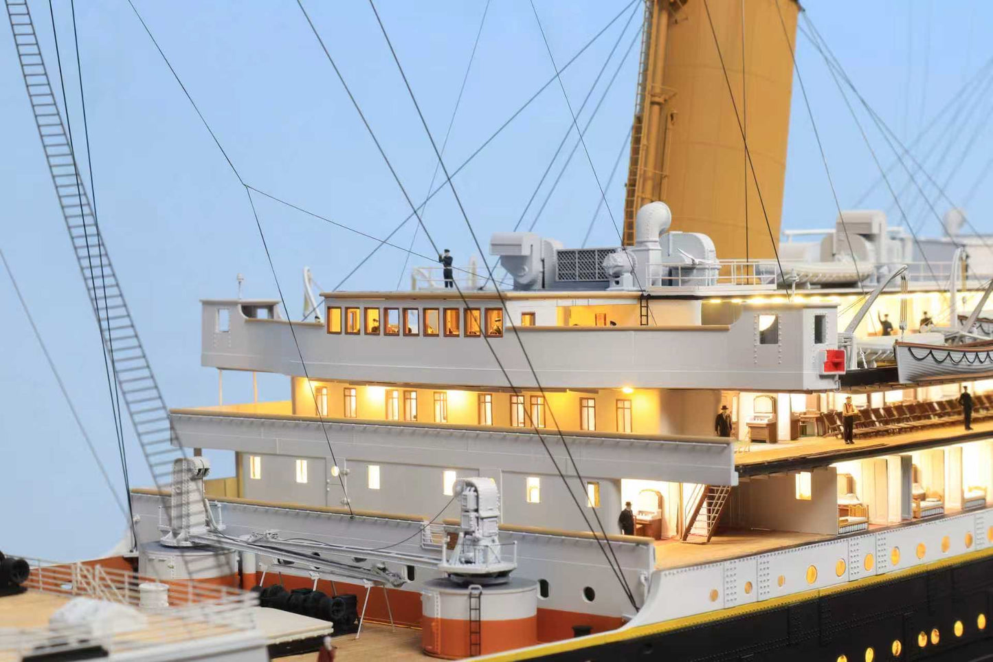 1/200 RMS Titanic Finished Model with Interior Structure – Museum-Grade Edition