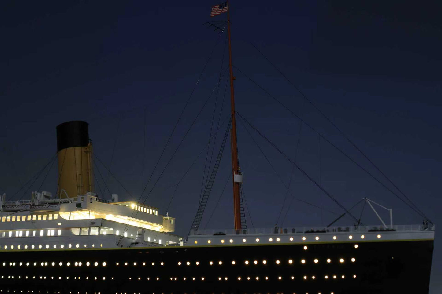 1/200 RMS Titanic Finished Model with Interior Structure – Museum-Grade Edition