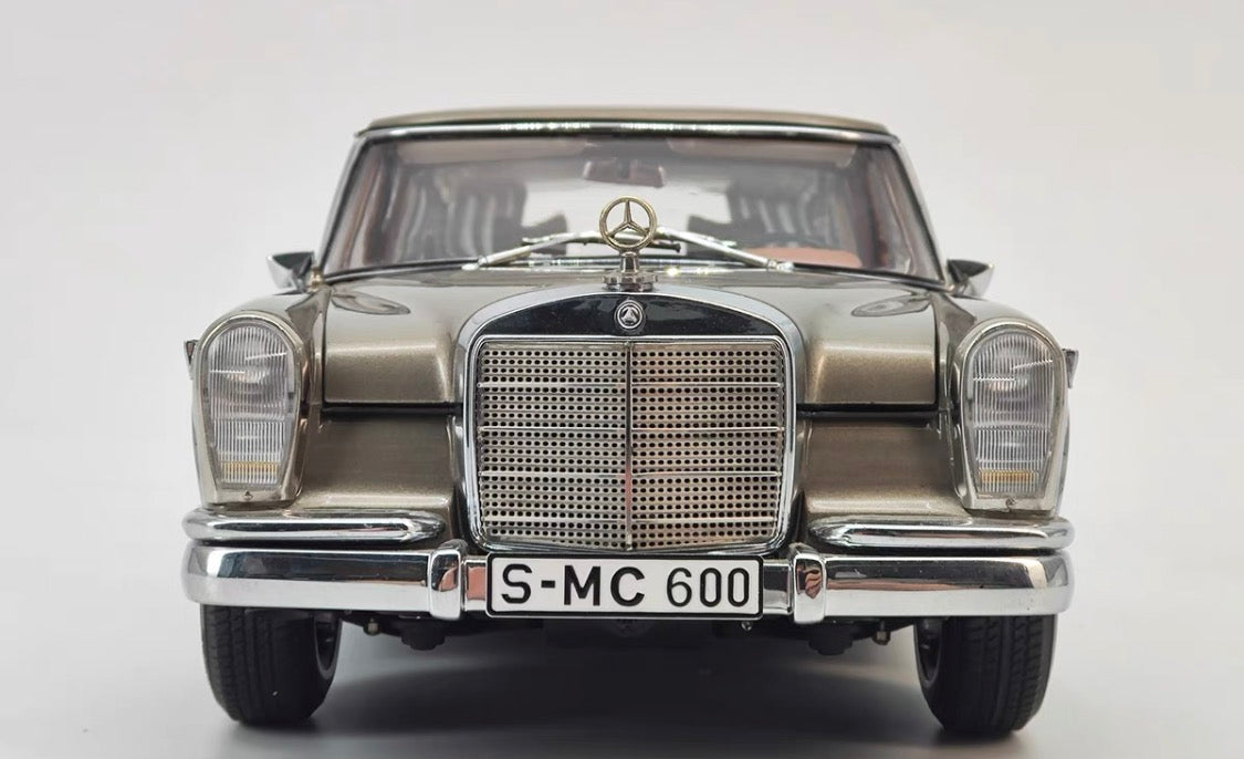 CMC 1/18 Mercedes-Benz Pullman Limousine Gold Sunroof Diecast Model