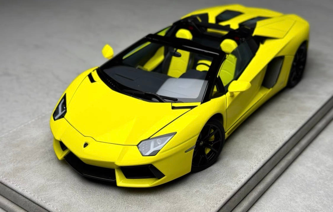 Autoart 1/18 Lamborghini Aventador LP700-4 Roadster Giallo Orion