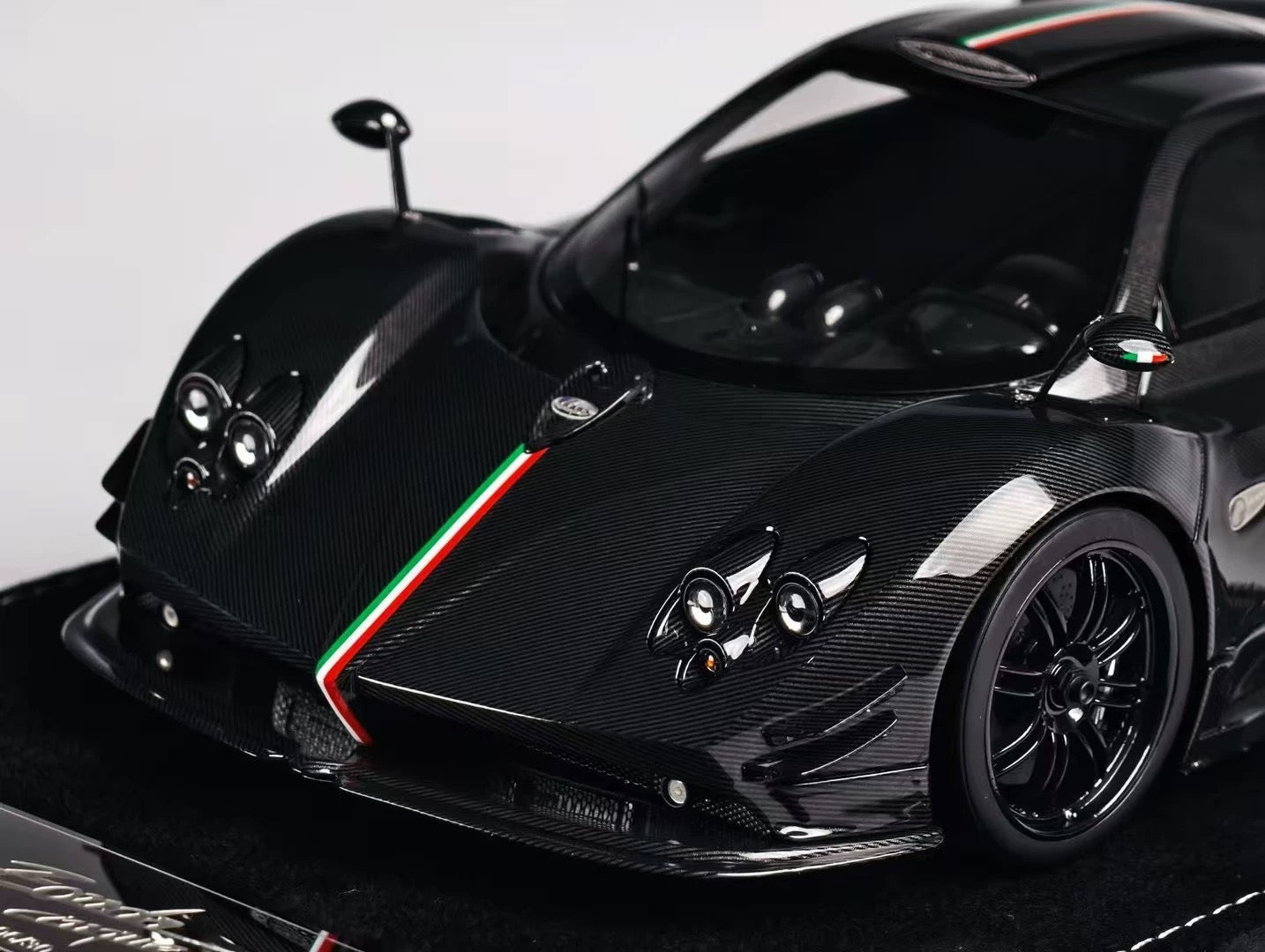 HH Model 1/18 Pagani Zonda Cinque Full Carbon Black Resin Model