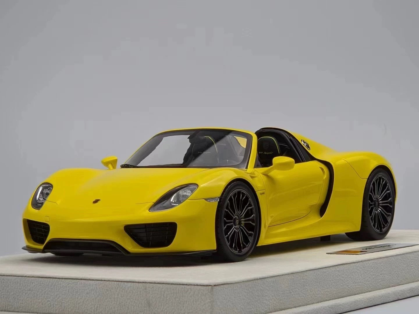 Make Up 1/18 Porsche 918 Spyder 2011 Resin Model – Yellow