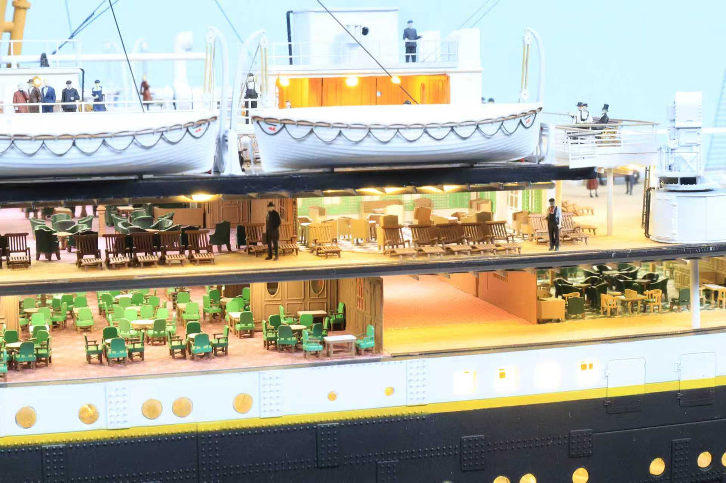 1/200 RMS Titanic Finished Model with Interior Structure – Museum-Grade Edition