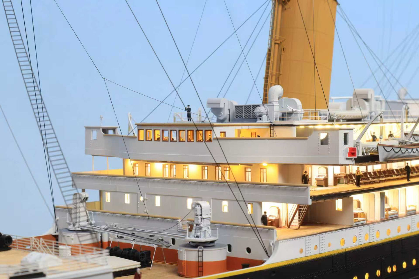 1/200 RMS Titanic Finished Model with Interior Structure – Museum-Grade Edition