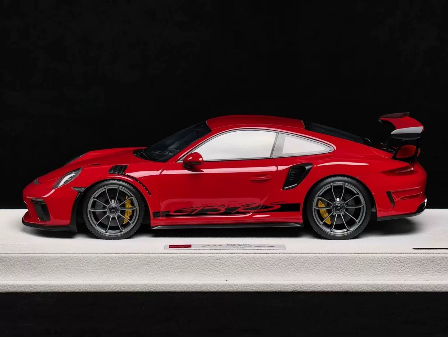 Make Up 1/18 Porsche 911 GT3 RS Resin Model