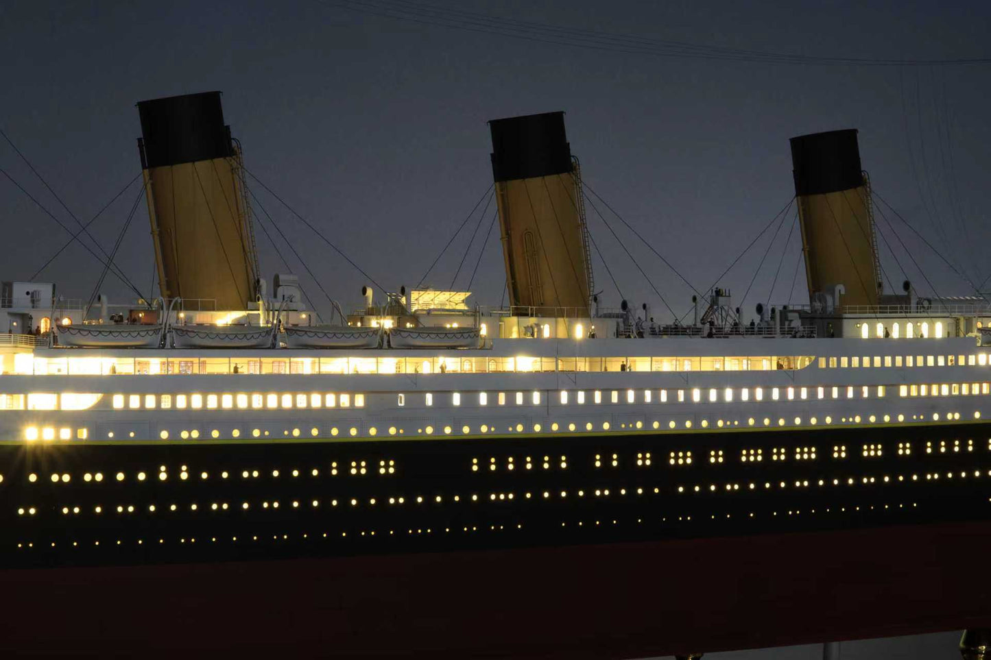 1/200 RMS Titanic Finished Model with Interior Structure – Museum-Grade Edition