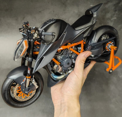 1/6 KTM 1290 Super Duke Resin Motorcycle Model | 340+ Parts | Hand-Assembled Chain | Black/Orange Frame