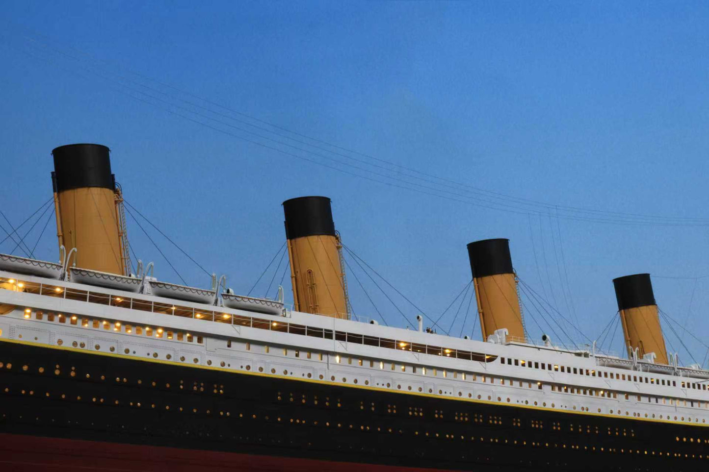 1/200 RMS Titanic Finished Model with Interior Structure – Museum-Grade Edition