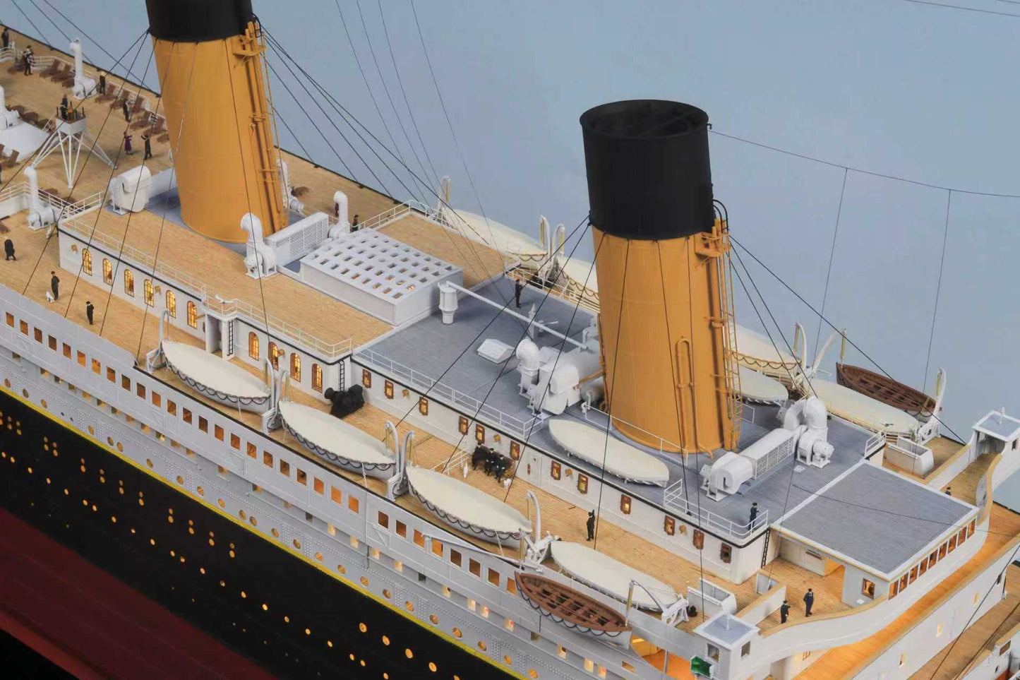 1/200 RMS Titanic Finished Model with Interior Structure – Museum-Grade Edition