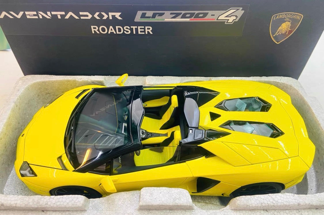 Autoart 1/18 Lamborghini Aventador LP700-4 Roadster Giallo Orion