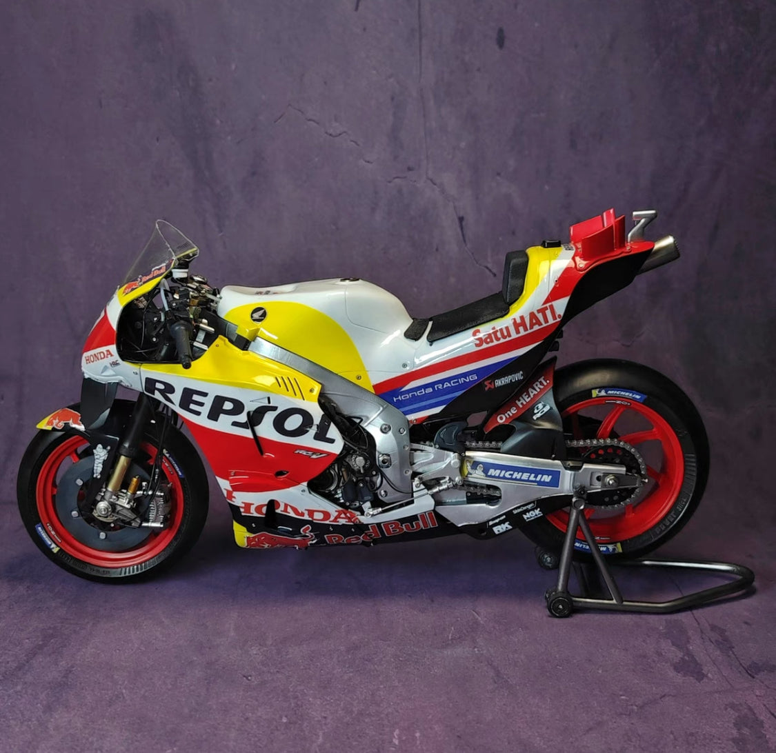 Honda 1/6 GP23 Gloss Finish Resin Motorcycle Model – Pre-order