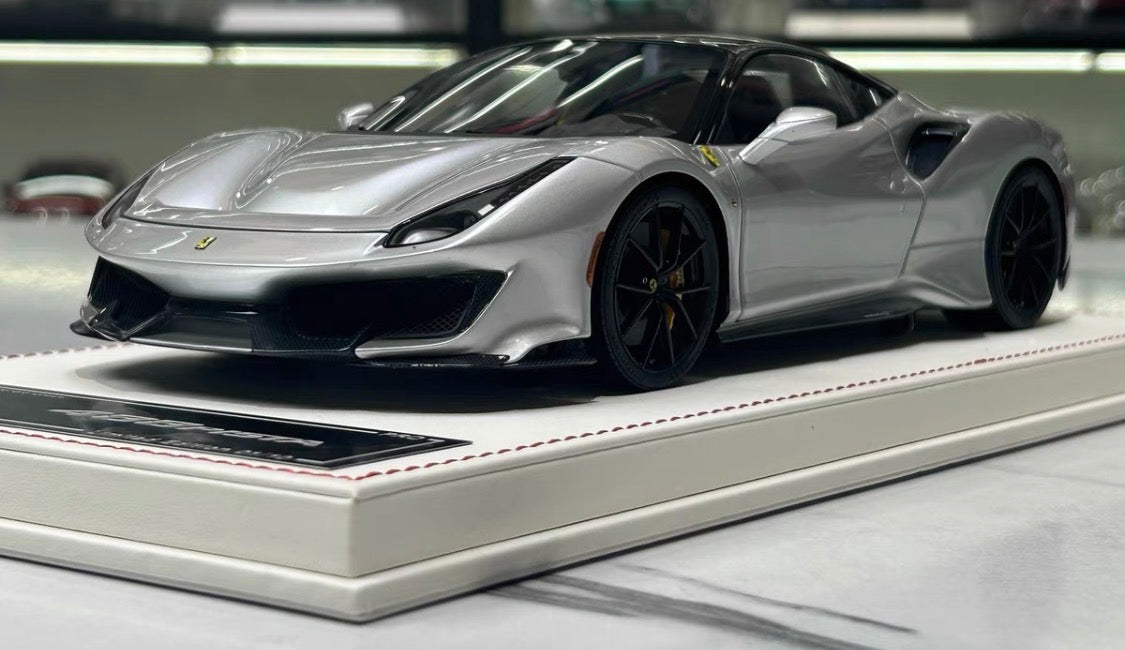 DM DinoModel 1/18 Ferrari 488 Pista Fully Open Resin Silver No.01