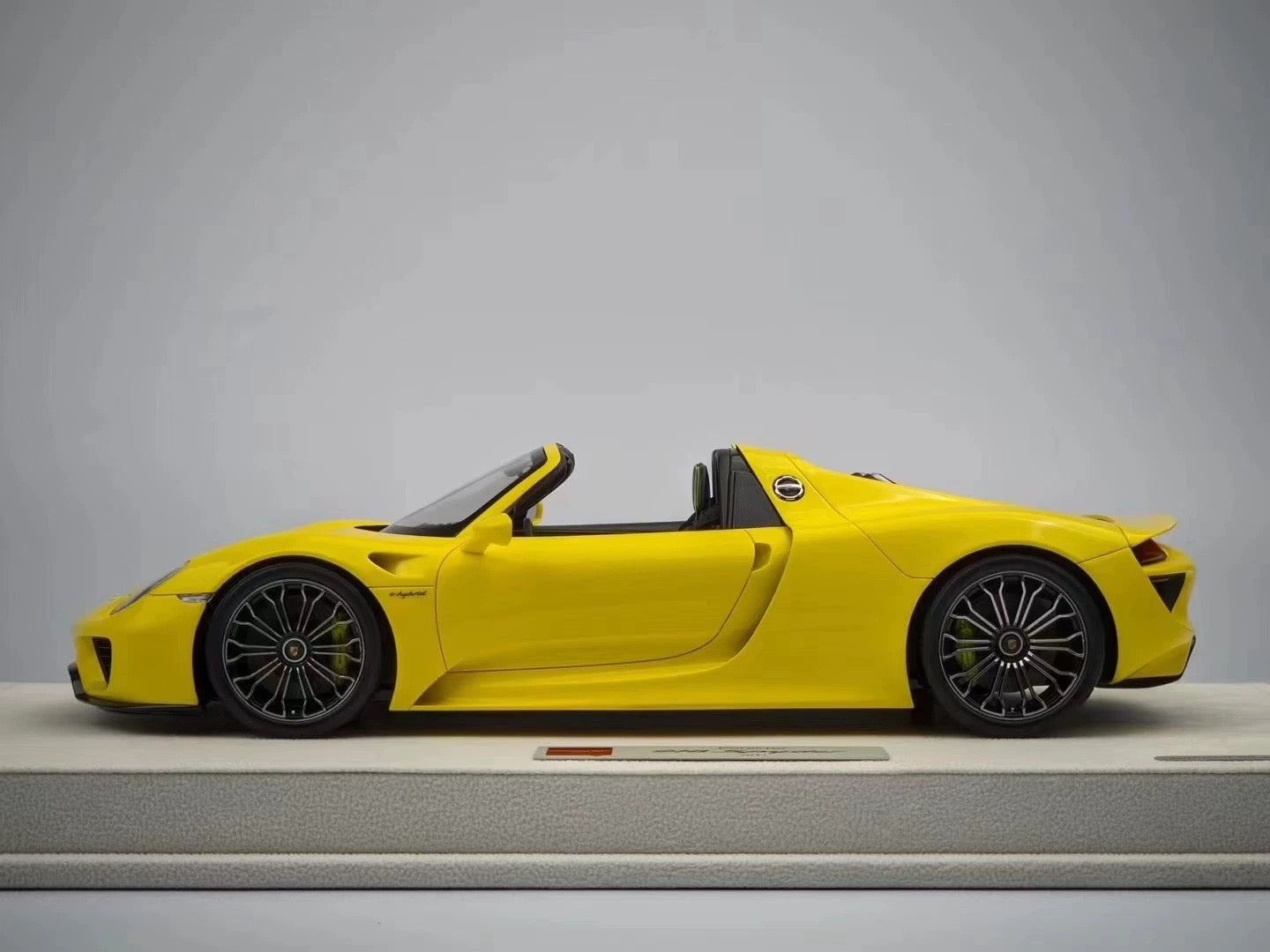 Make Up 1/18 Porsche 918 Spyder 2011 Resin Model – Yellow