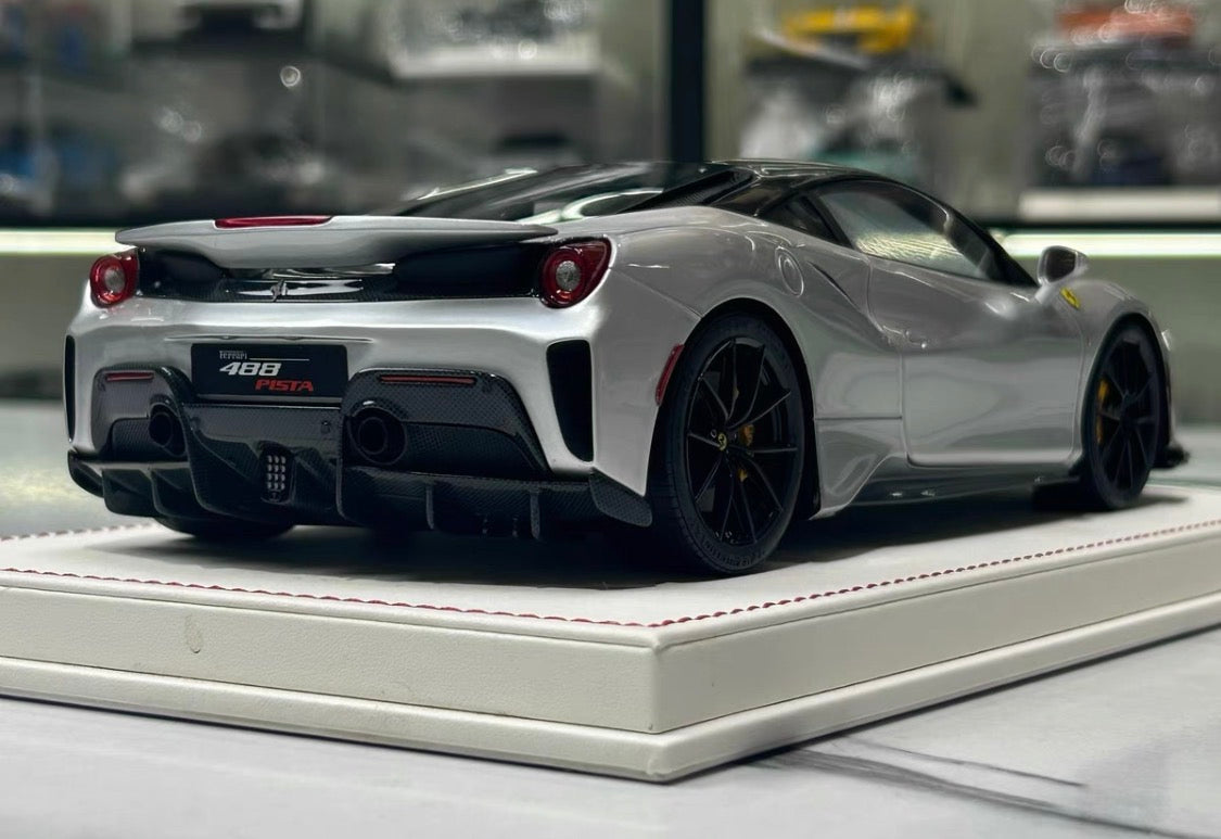 DM DinoModel 1/18 Ferrari 488 Pista Fully Open Resin Silver No.01