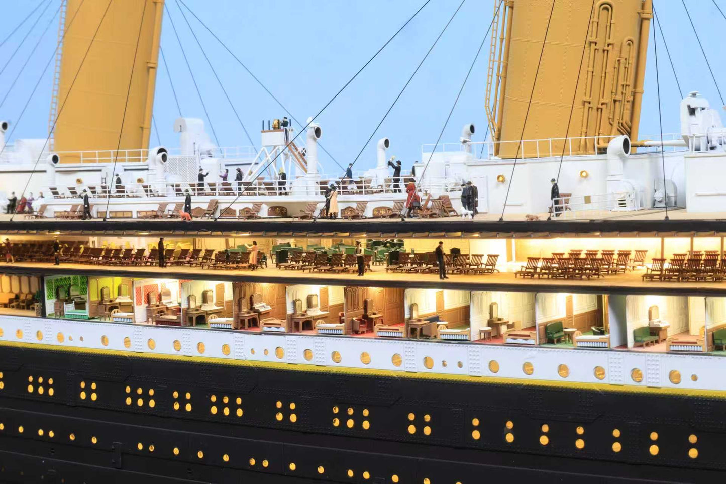 1/200 RMS Titanic Finished Model with Interior Structure – Museum-Grade Edition
