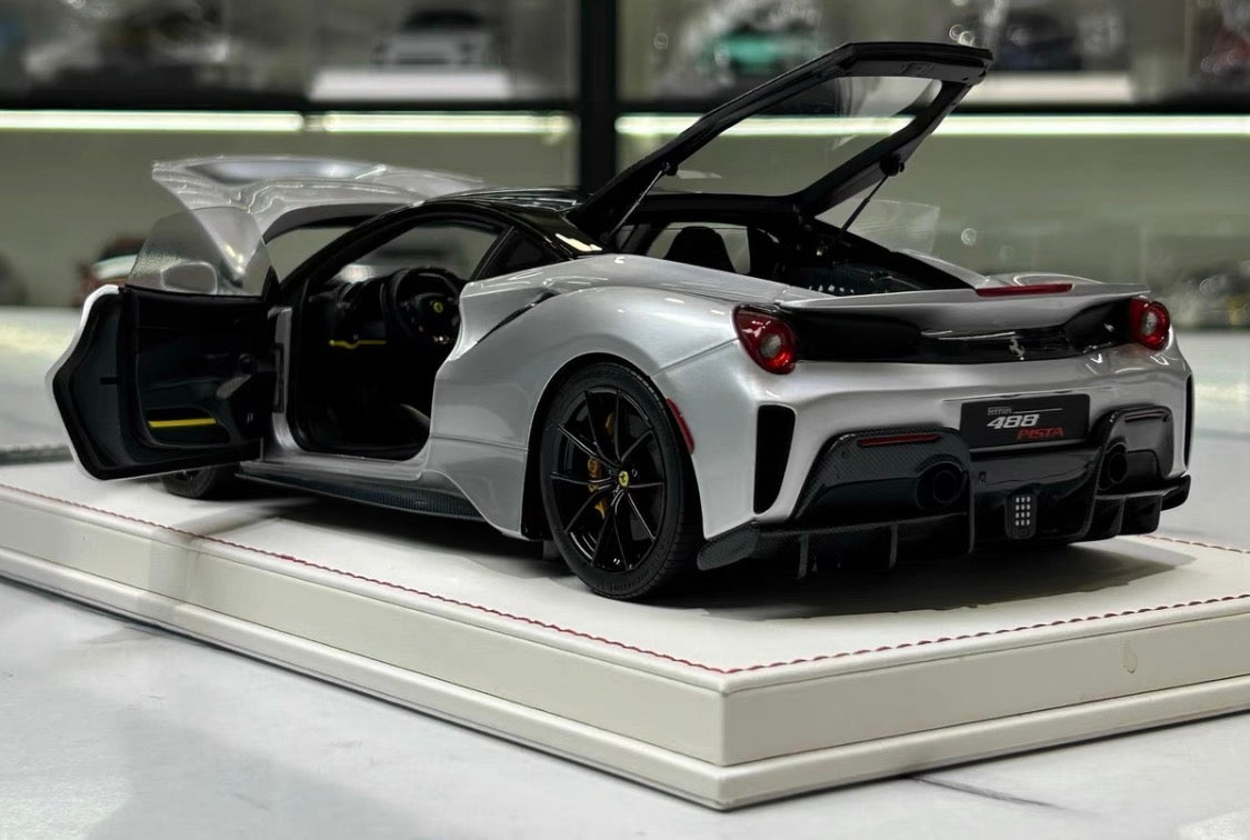 DM DinoModel 1/18 Ferrari 488 Pista Fully Open Resin Silver No.01