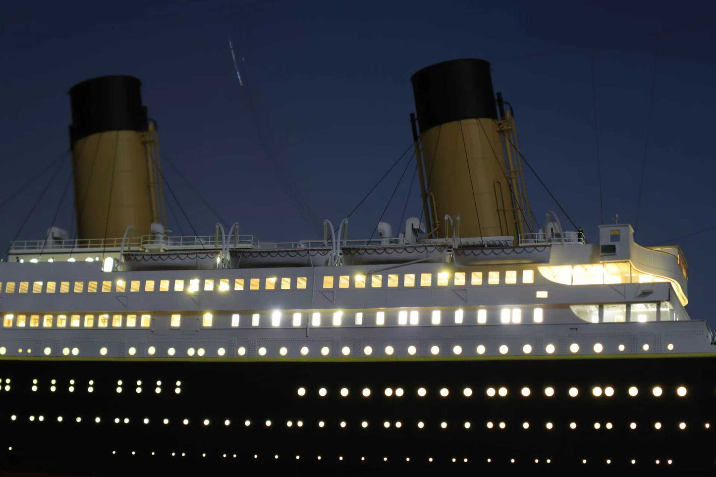 1/200 RMS Titanic Finished Model with Interior Structure – Museum-Grade Edition