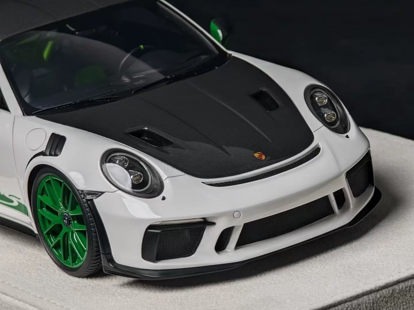 Make Up 1/18 Porsche 911 GT3 RS Resin Model
