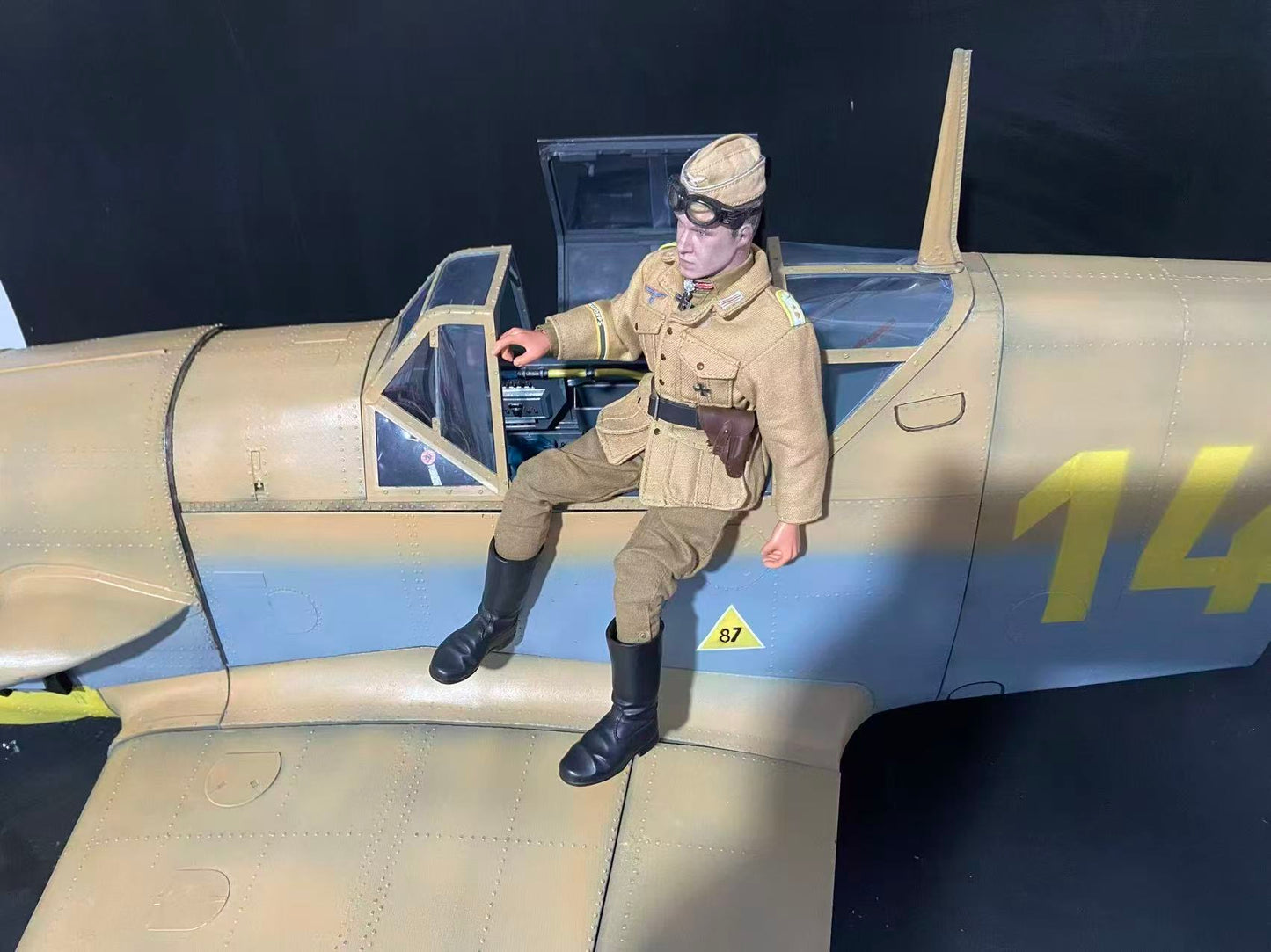 Pre-Order BF-109G-6 1/6 Scale Museum Display Cockpit Scene Hartmann / Galland Tribute Edition