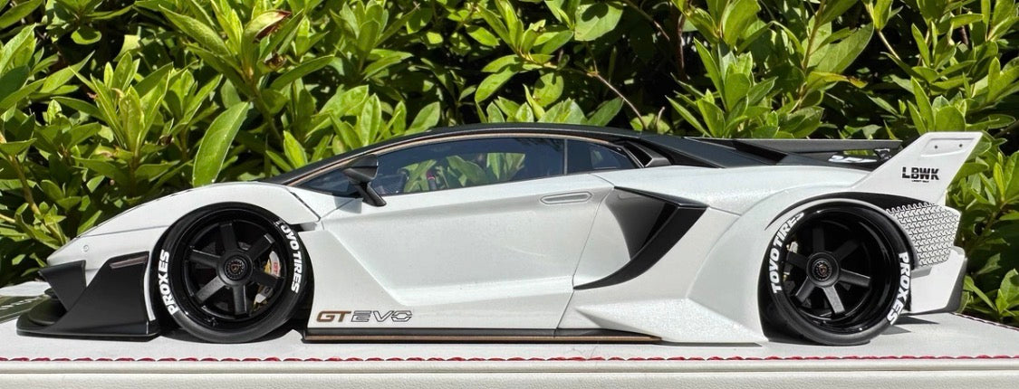 Davis & Giovanni Lamborghini Aventador Liberty Walk White 1/18 Resin Model