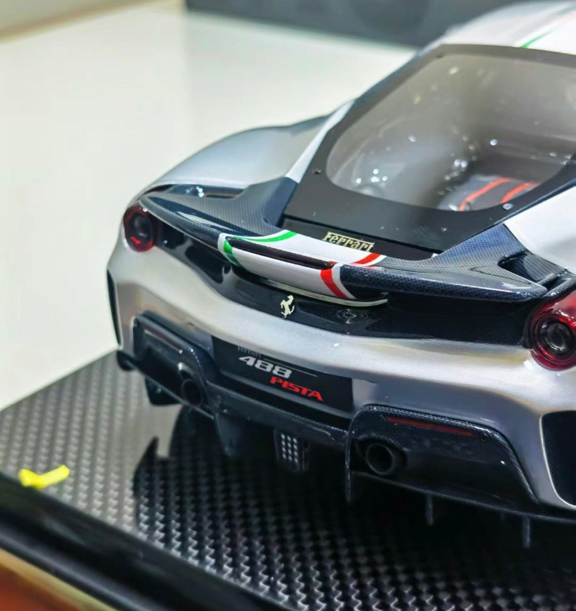DM PRO 1/18 Ferrari 488 Pista Fully Open Resin Silver Carbon Base 00/05