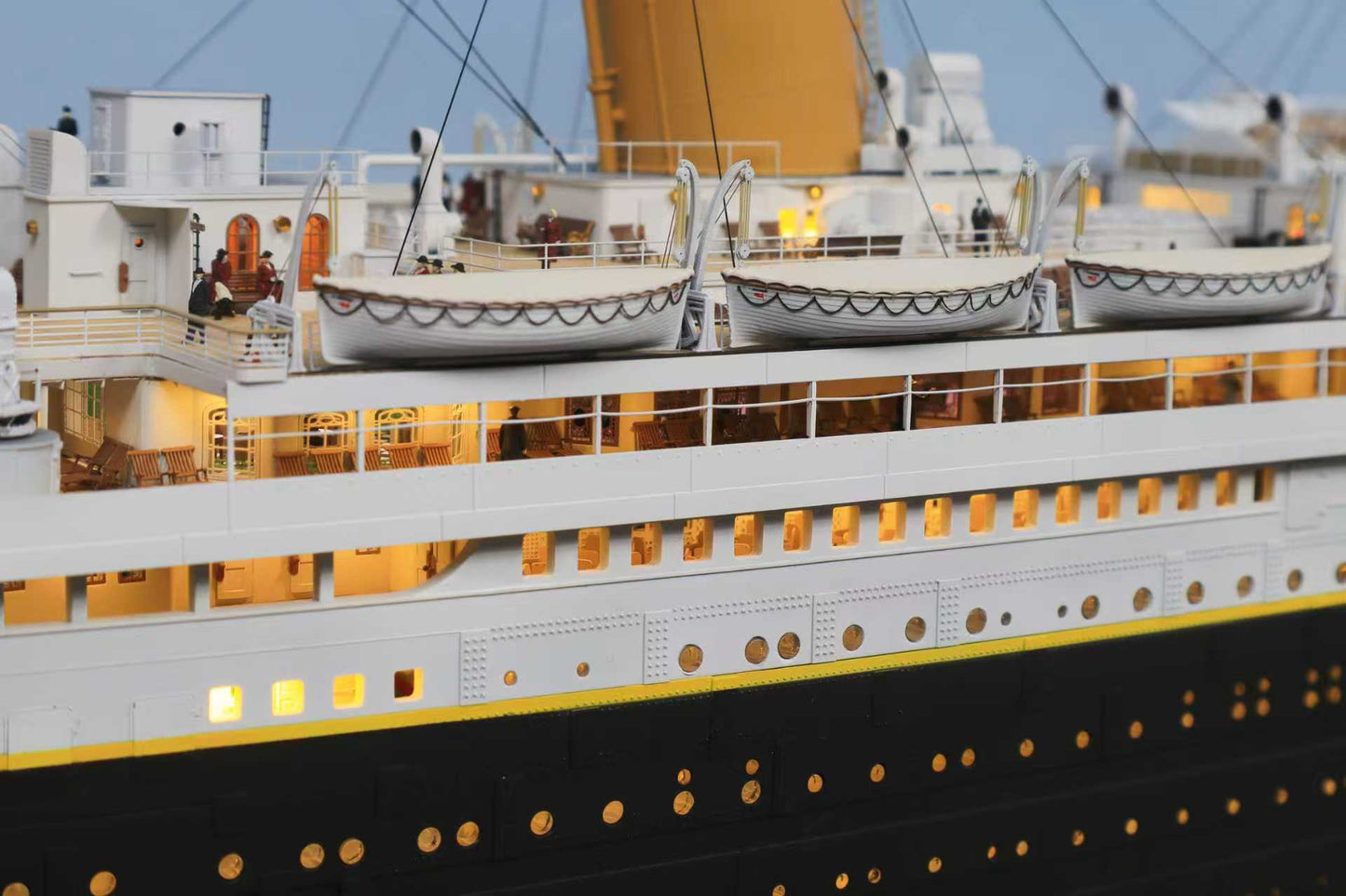 1/200 RMS Titanic Finished Model with Interior Structure – Museum-Grade Edition