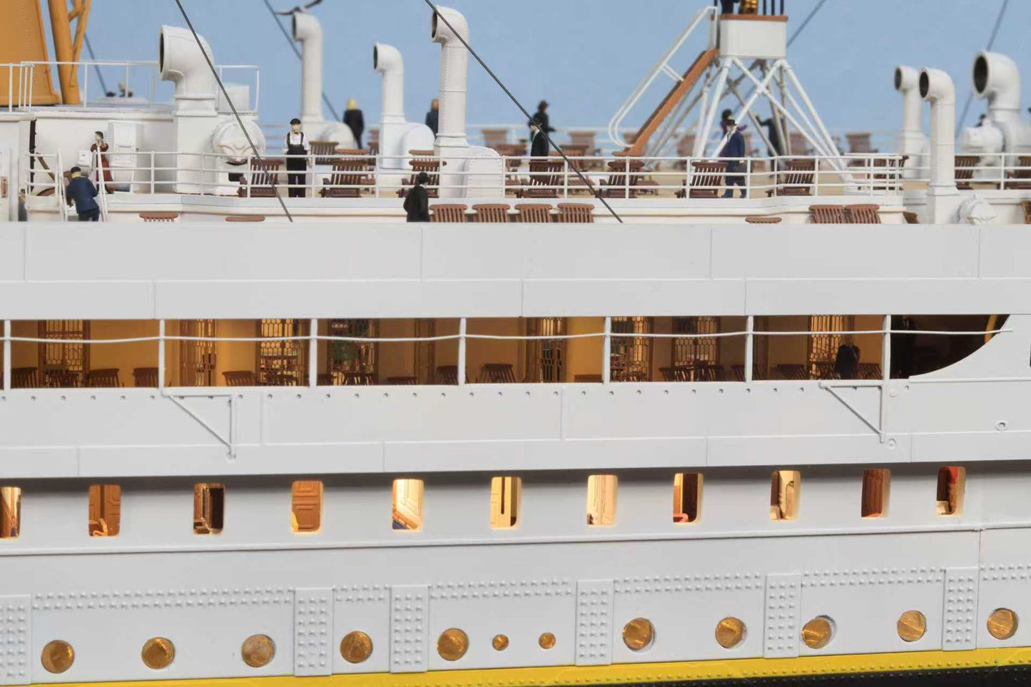 1/200 RMS Titanic Finished Model with Interior Structure – Museum-Grade Edition