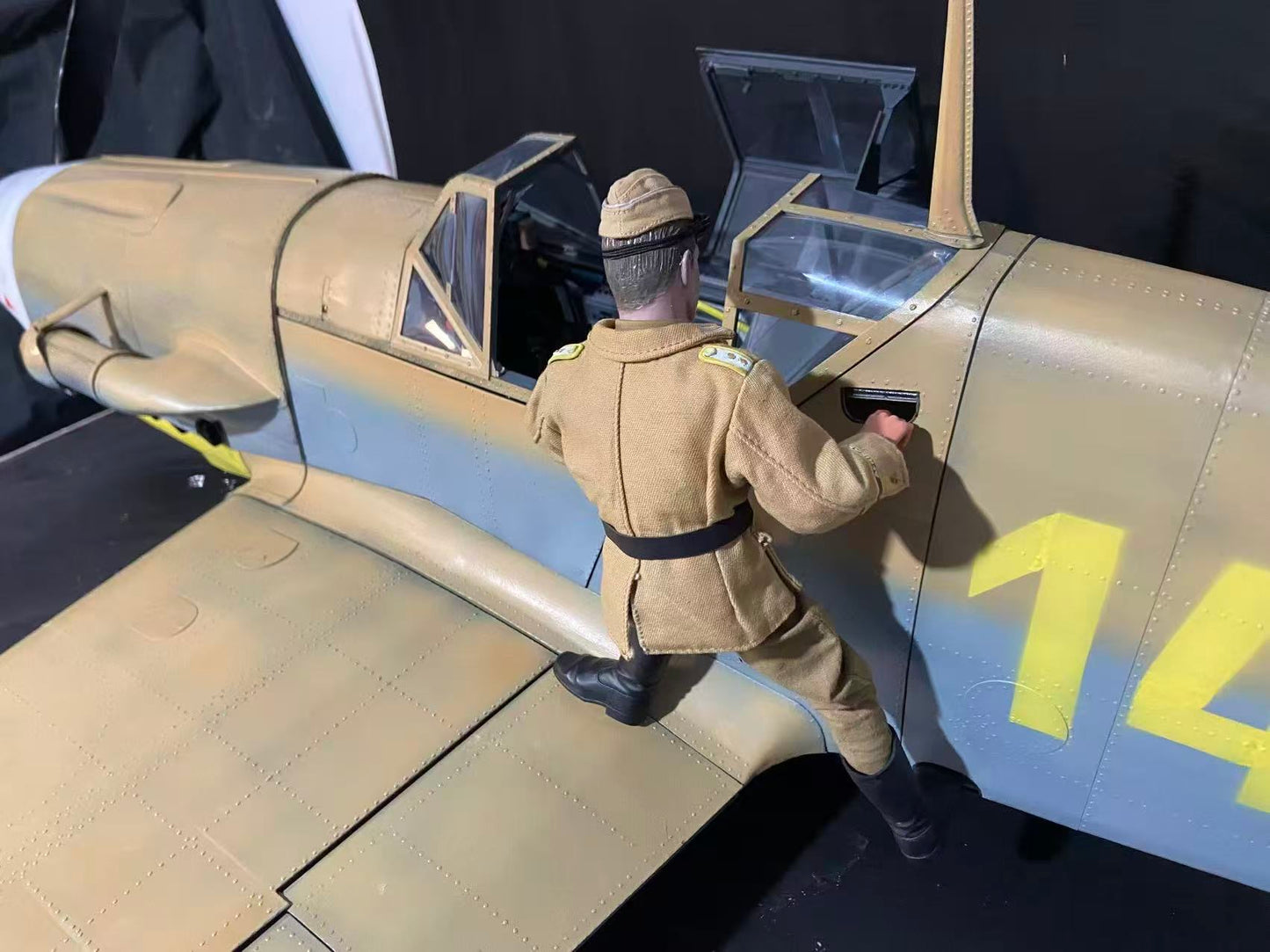 Pre-Order BF-109G-6 1/6 Scale Museum Display Cockpit Scene Hartmann / Galland Tribute Edition