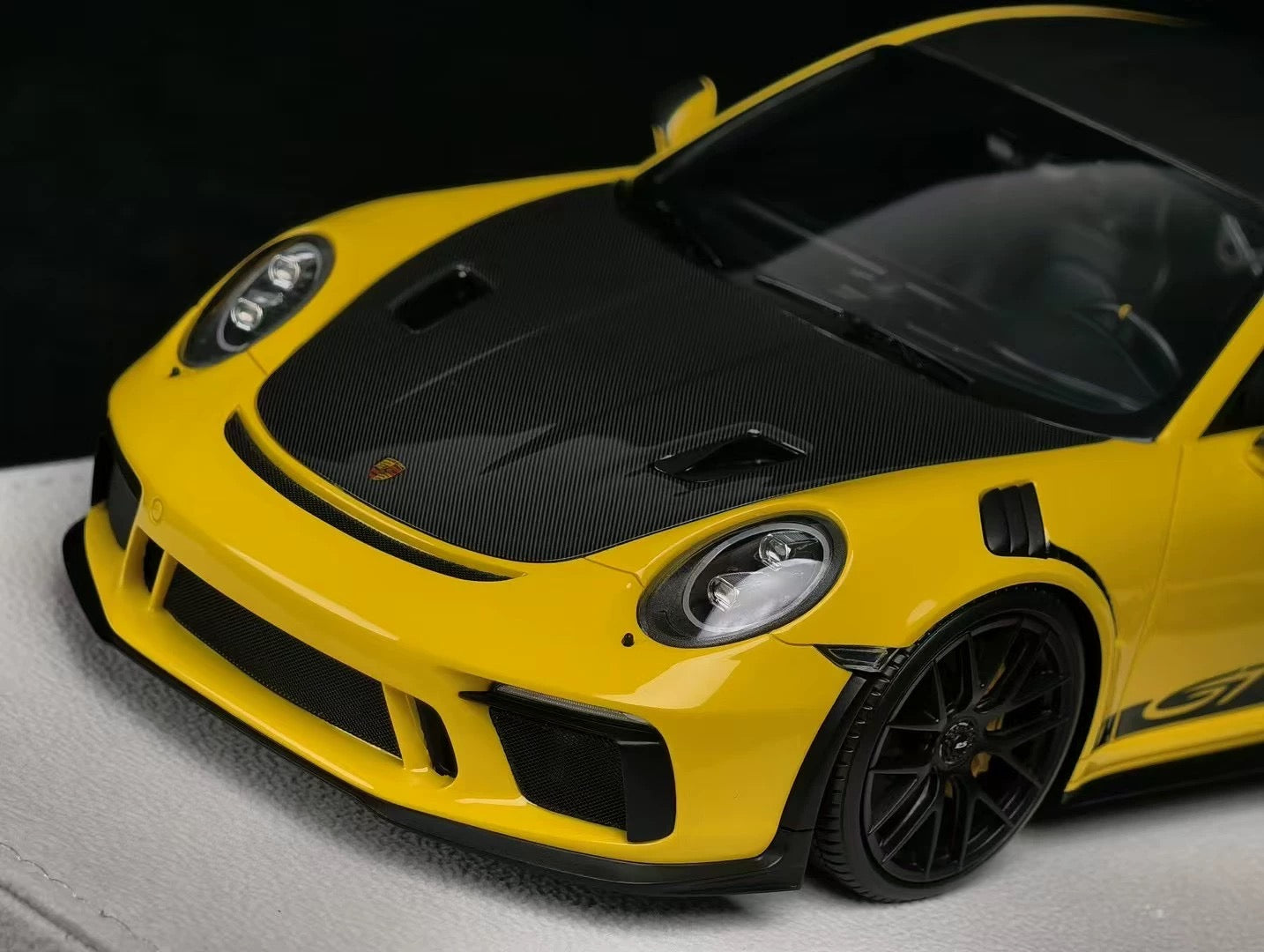 Make Up 1/18 Porsche 911 GT3 RS Resin Model Yellow