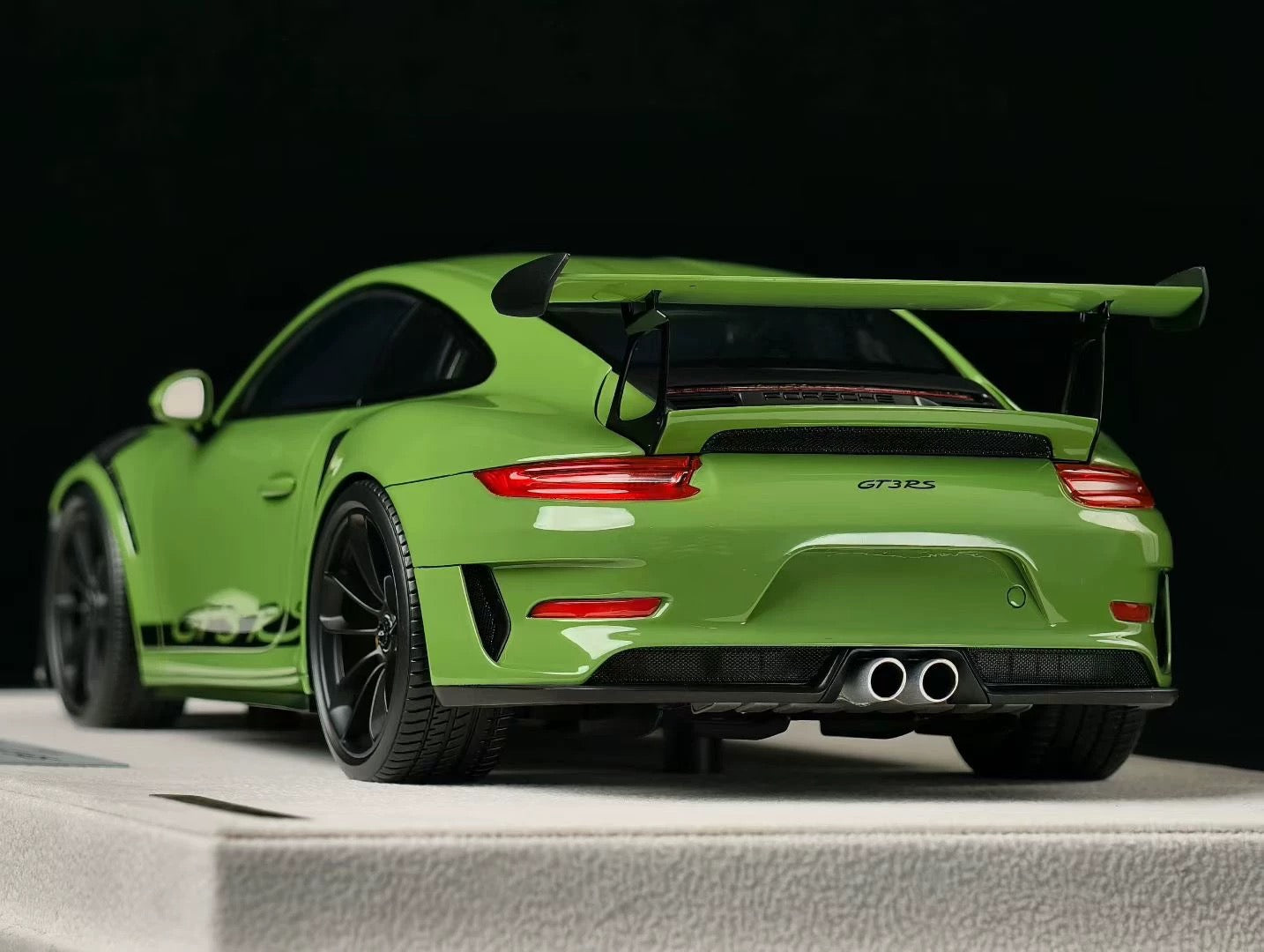Make Up 1/18 Porsche 911 GT3 RS Resin Model Exclusive Edition