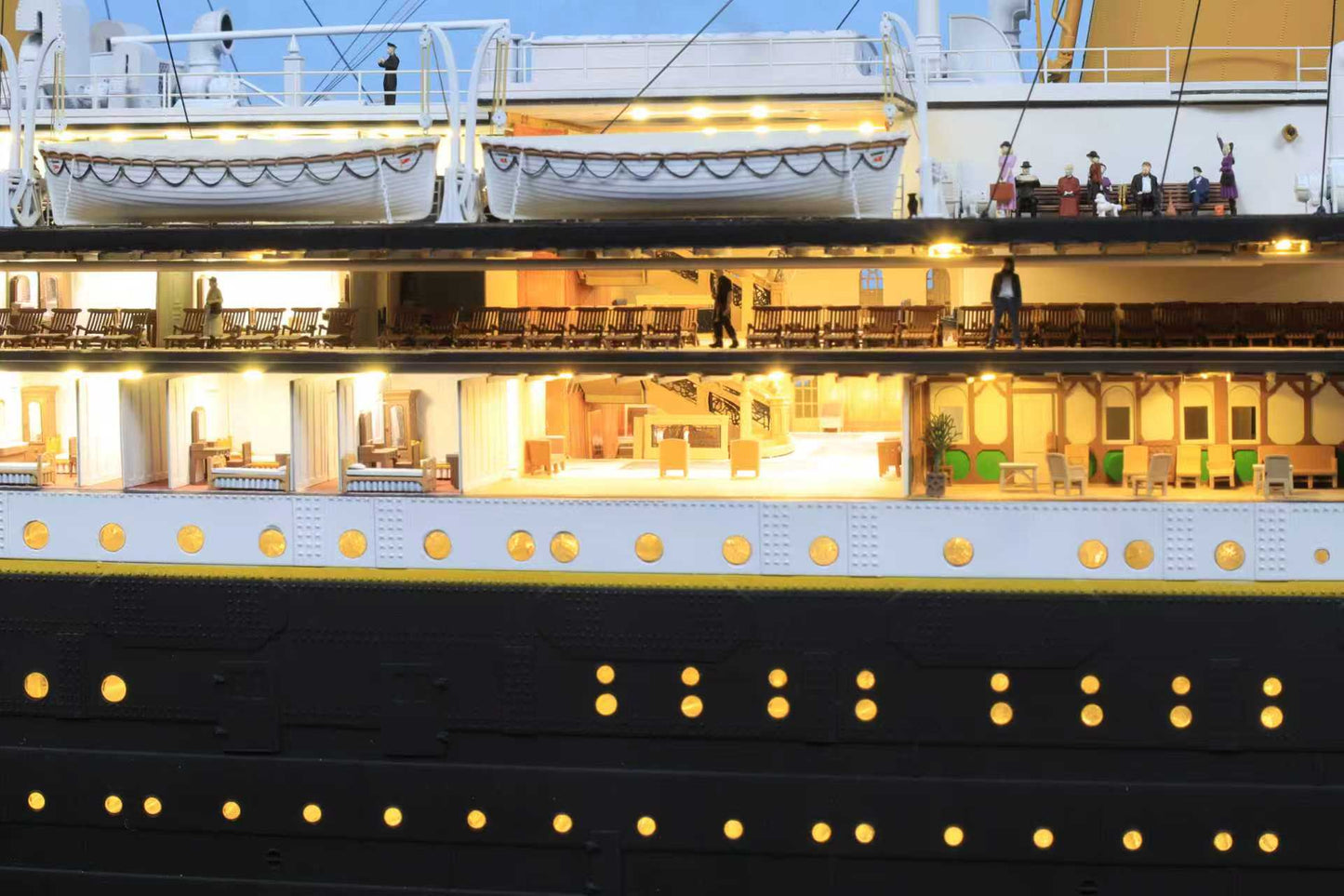 1/200 RMS Titanic Finished Model with Interior Structure – Museum-Grade Edition