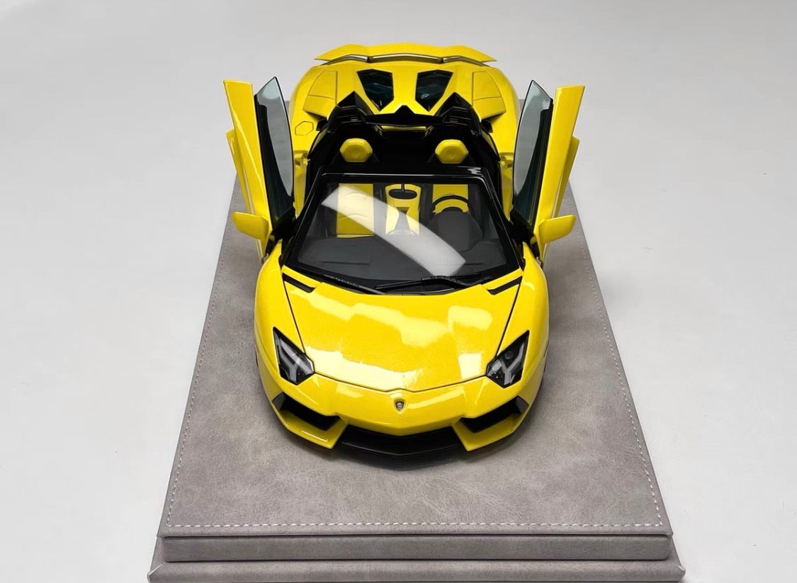 Autoart 1/18 Lamborghini Aventador LP700-4 Roadster Giallo Orion