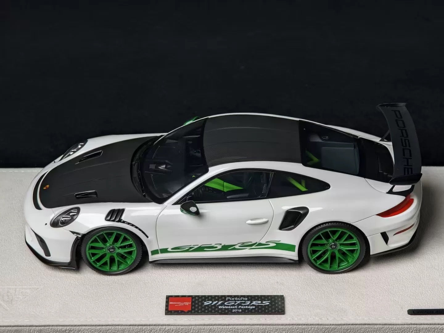 Make Up 1/18 Porsche 911 GT3 RS Resin Model