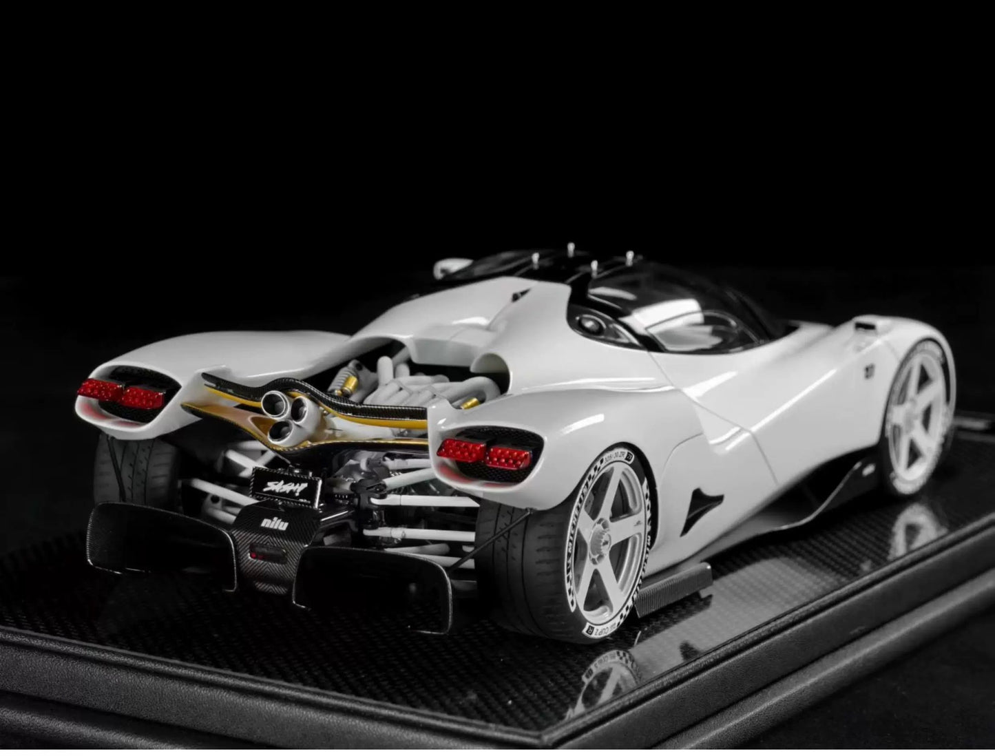 Frontiart 1/18 Nilu27 White Resin Model Limited Edition