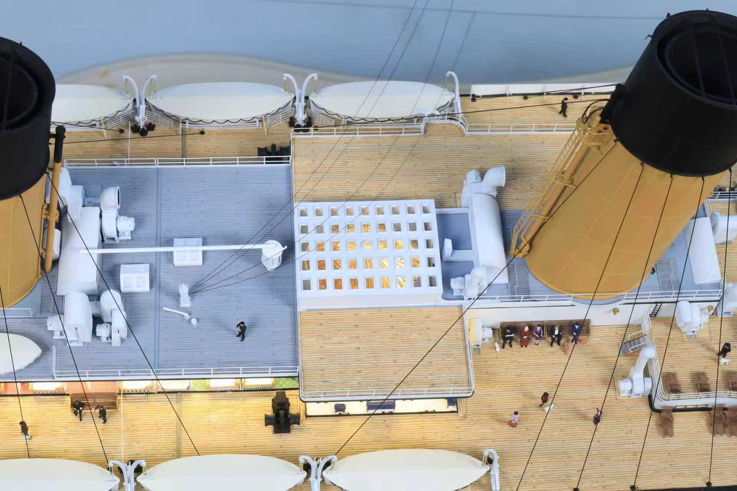 1/200 RMS Titanic Finished Model with Interior Structure – Museum-Grade Edition