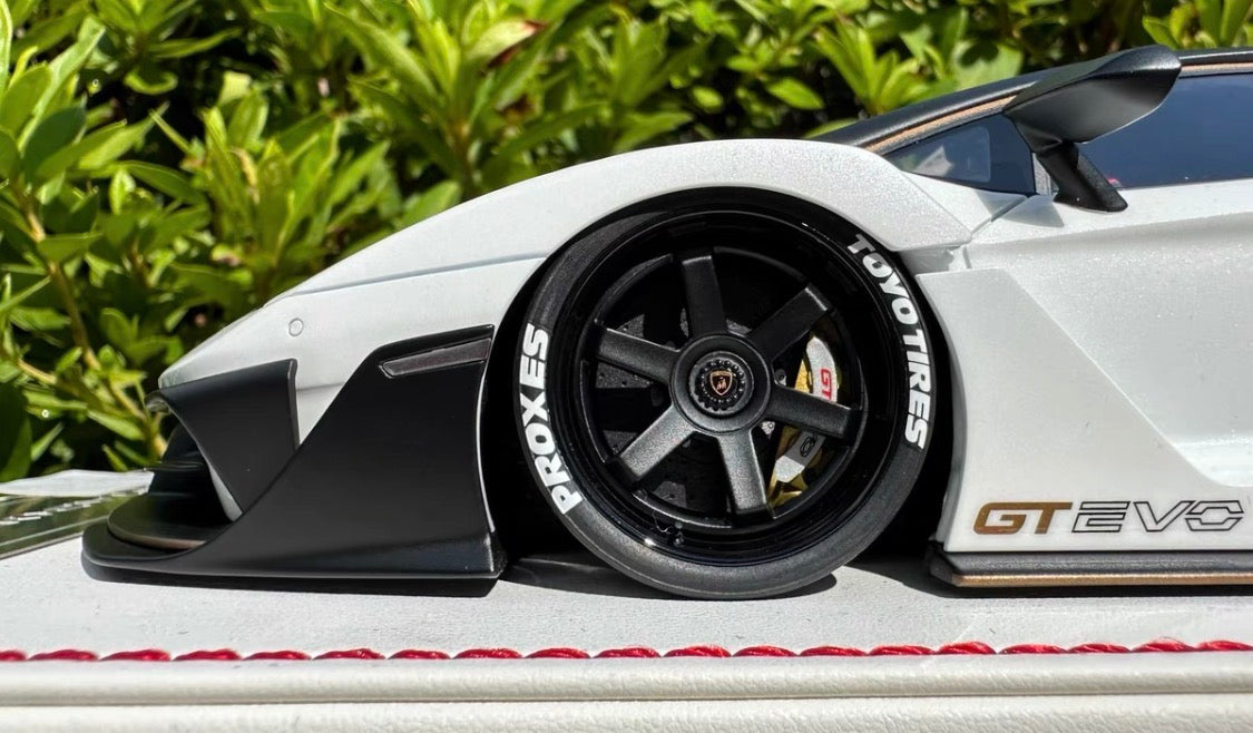 Davis & Giovanni Lamborghini Aventador Liberty Walk White 1/18 Resin Model