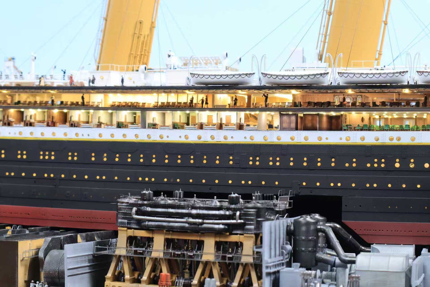 1/200 RMS Titanic Finished Model with Interior Structure – Museum-Grade Edition