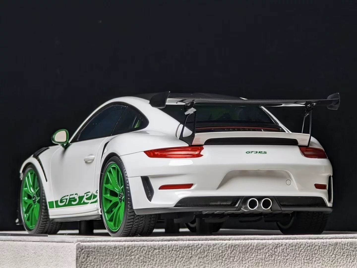 Make Up 1/18 Porsche 911 GT3 RS Resin Model