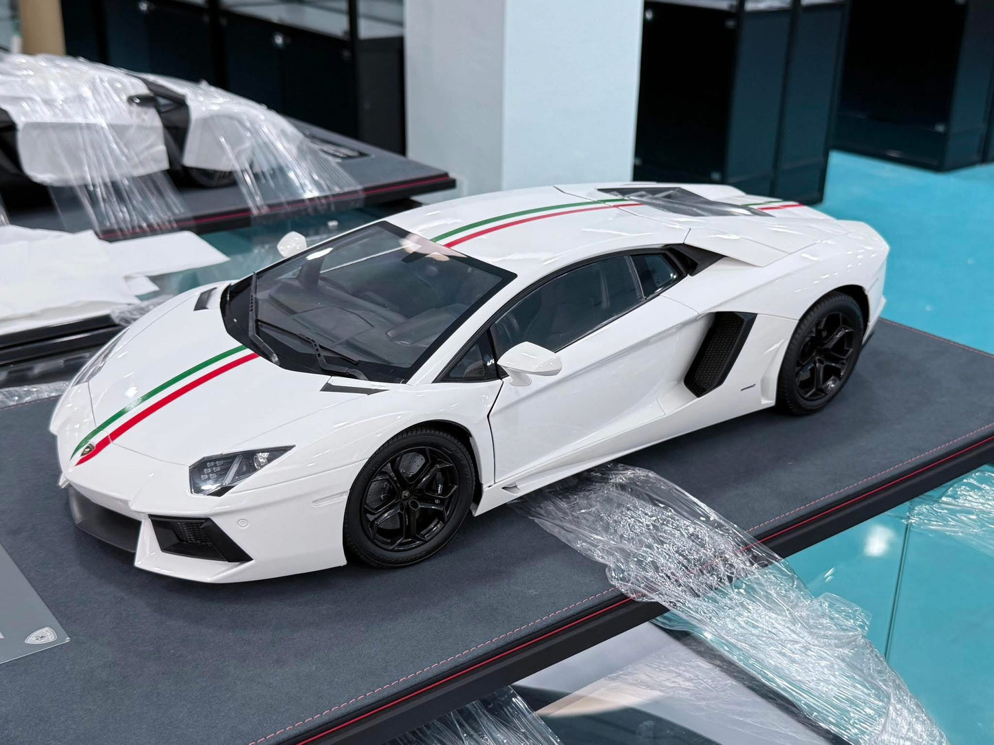 Pocher 1/8 Lamborghini Aventador LP700-4 White Fully Opening Diecast Model