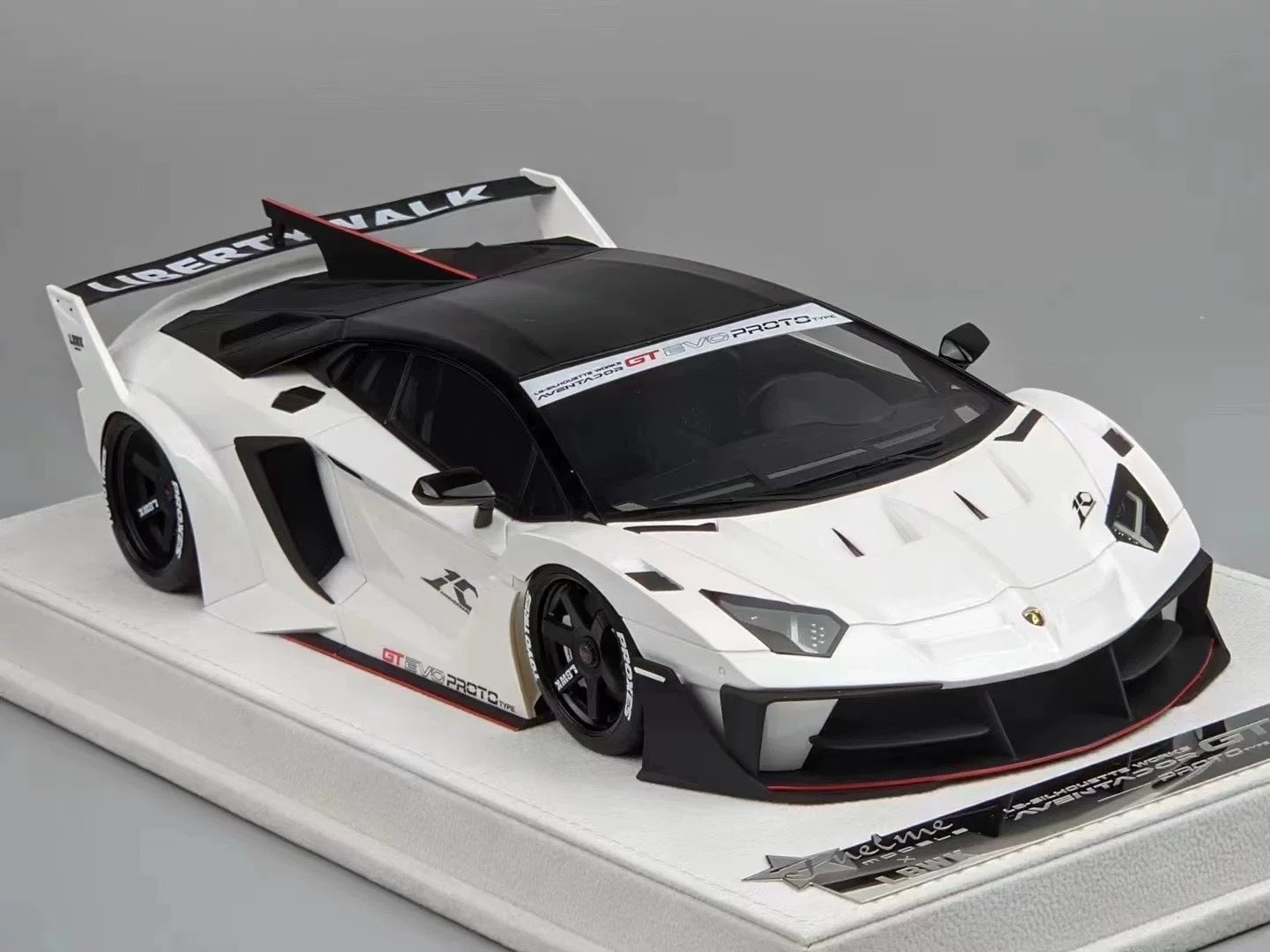 FuelMe 1/18 Lamborghini Aventador 700GT EVO Resin Model – White with Racing Decals